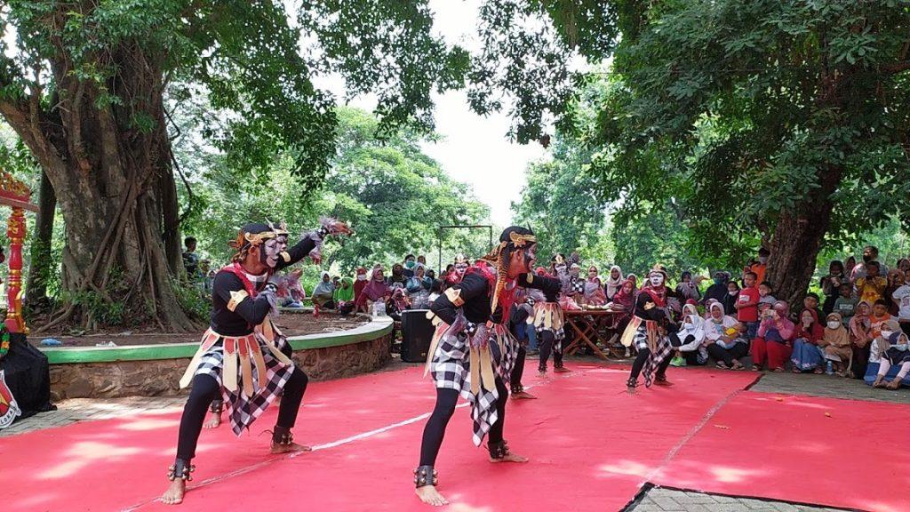 Kesenian Tradisional Wisata Pasar Kamis Wage Benowo Park BUM Desa Wiguna Utama. Sumber fot0: website resmi wisatapemalang.com