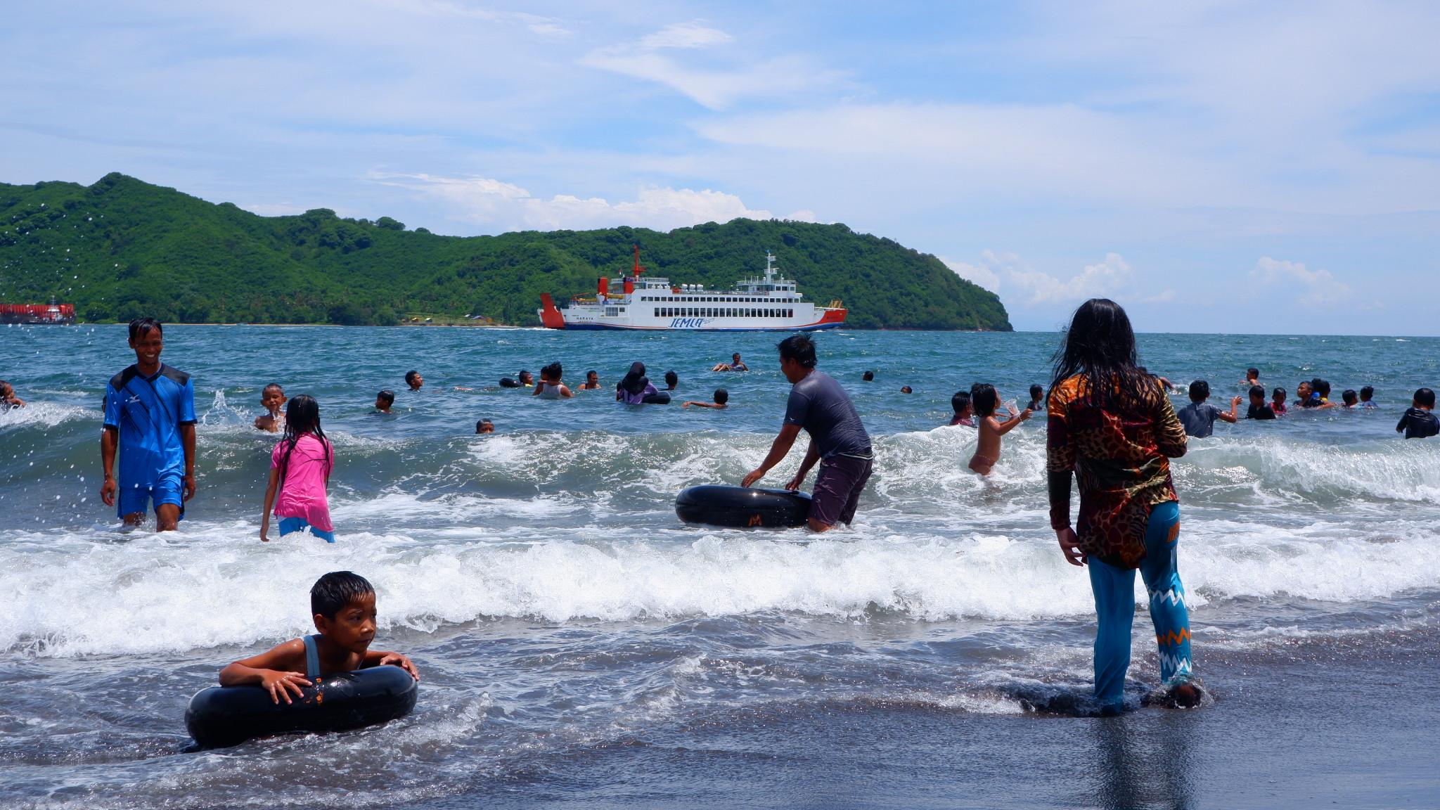 Wisatawan mandi di Pantai Cemara Desa Wisata Lembar Selatan. Sumber foto : Pengelola Desa Wisata Lembar Selatan.