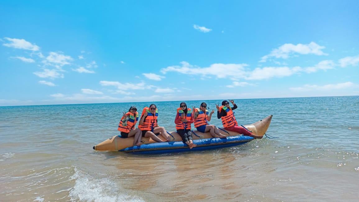 Wisatawan menyewa perahu karet untuk menikmati gelombanng Pantai Lon Malang yang tidak terlalu besar. Sumber foto : Pengelola Desa Wisata Bira Tengah.