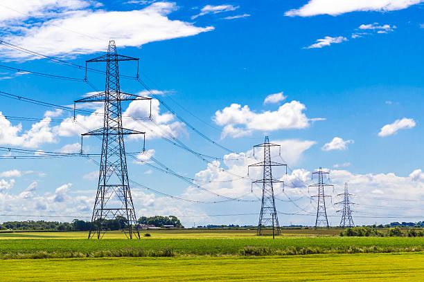 Ilustrasi tiang listrik yang menyalurkan jaringan listrik untuk lima desa di NTT Sumber Foto: istockphoto