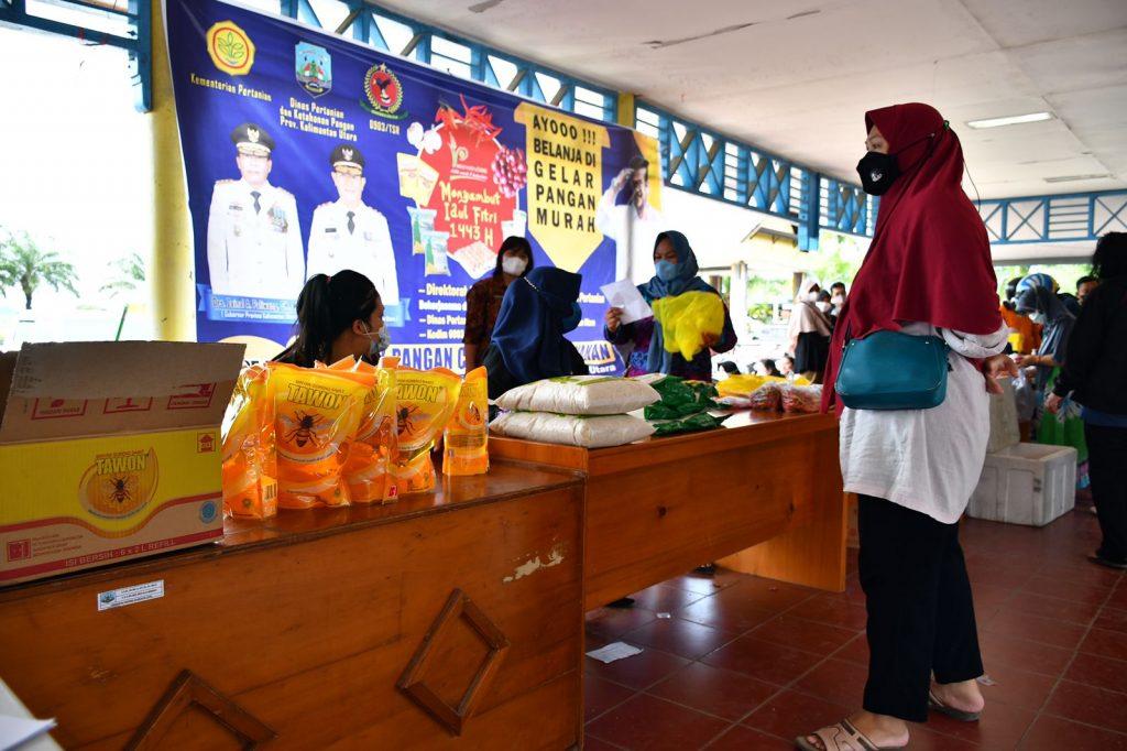 Pasar murah Pemkab HSS dibanjiri oleh penduduk Tanjung Selor Daha Barat. Sumber foto: diskominfo.kaltaraprov.go.id