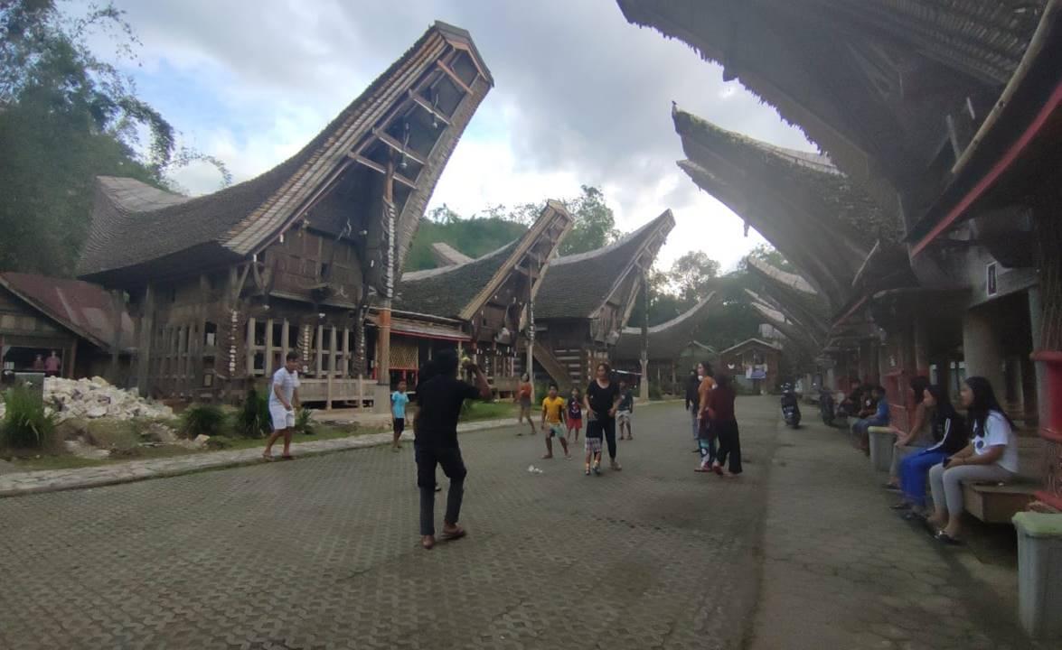 Rumah Tongkonan hunian khas masyarakat Suku Toraja. Sumber foto : Pengelola Desa Wisata Panta'nakan Lolo Kesu'.