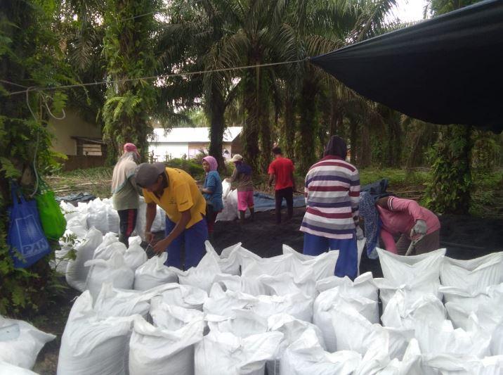 Karyawan unit usaha kompos BUM Desa Karya Bersama. Sumber Foto: website Berjambi.com