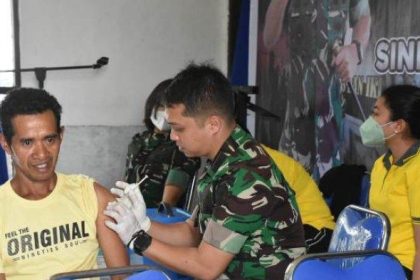 Warga Desa Sumlili, Kecamatan Kupang Barat, Kabupaten Kupang mendapatkan pelayanan vaksinasi gotong-royong dari Korem 161/Wira Sakti dan Kimia Farma. Sumber Foto: Istimewa