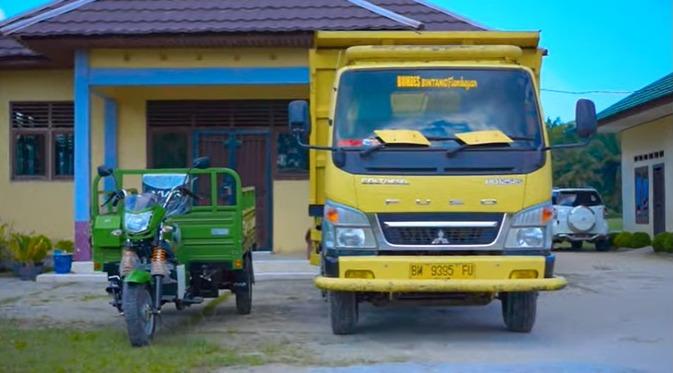 Alun- Alun Tanjung Sawit, Sumber Ekonomi BUM Desa Bintang Flamboyan Unit usaha Drum Truck BUM Desa Bintang Flamboyan. Sumber foto: akun resmi Youtube Desa Tanjung Sawit