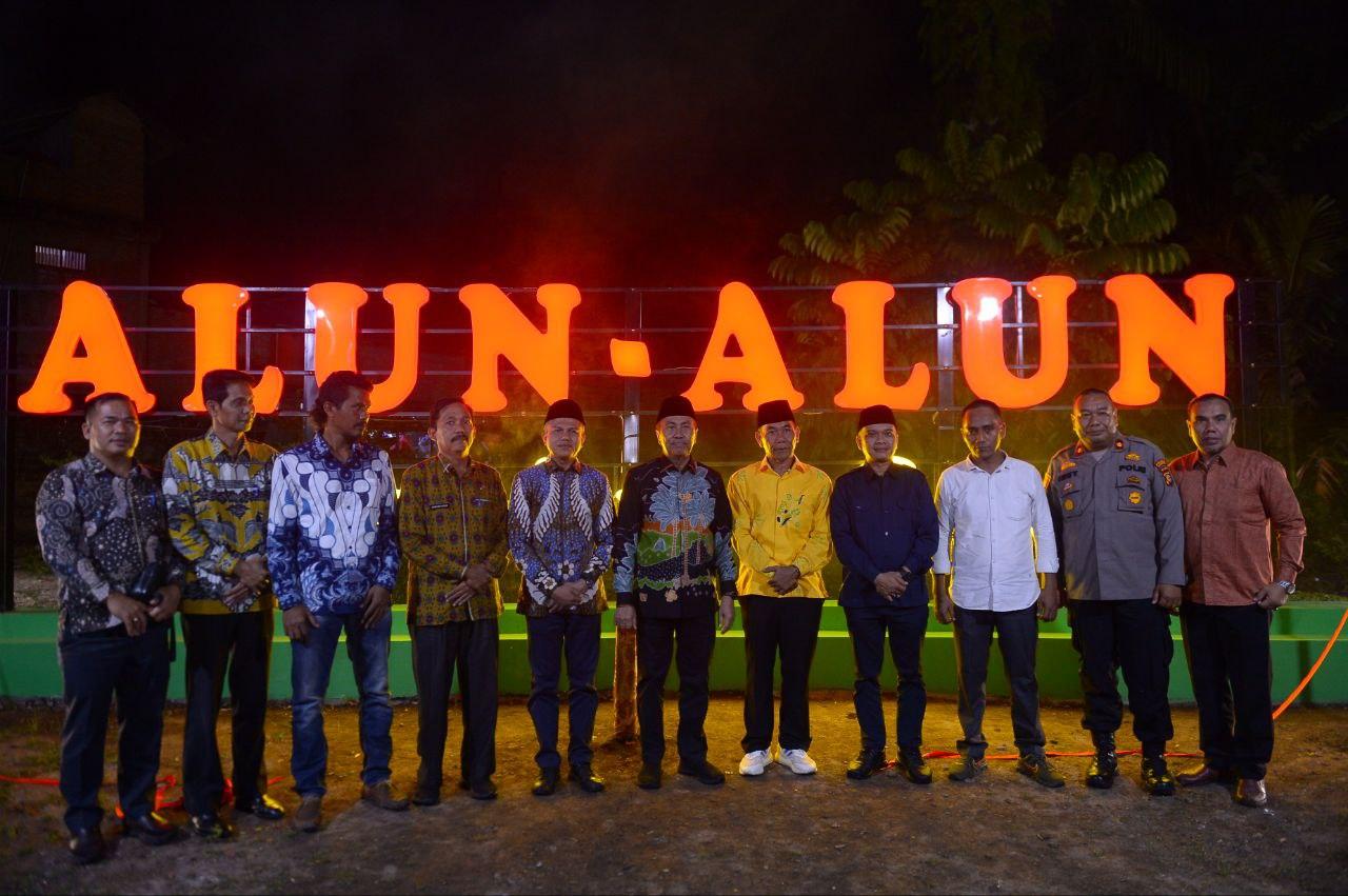 Alun- Alun Tanjung Sawit, Sumber Ekonomi BUM Desa Bintang Flamboyan Gubernur Riau beserta Perangkat Desa dan pengurus BUM Desa Bintang Flamboyan. Sumber foto: website resmi Riau.go.id