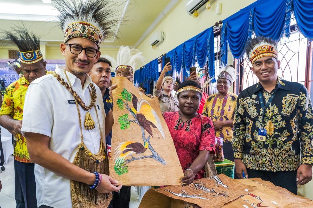 Menparekraf Ajak Kembangkan Produk Kerajinan Tangan Anak Asli Papua