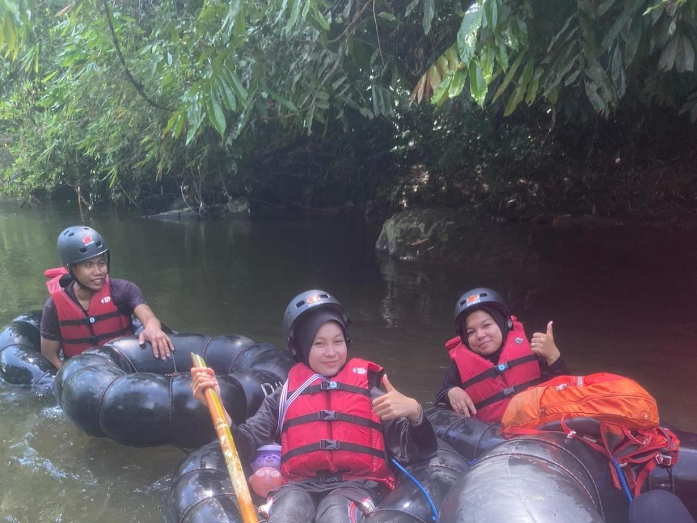 Wisatawan bermain Arum Jeram di Sungai Amorini Desa Sani Sani. Sumber foto : Dokumentasi Kemenparekraf.