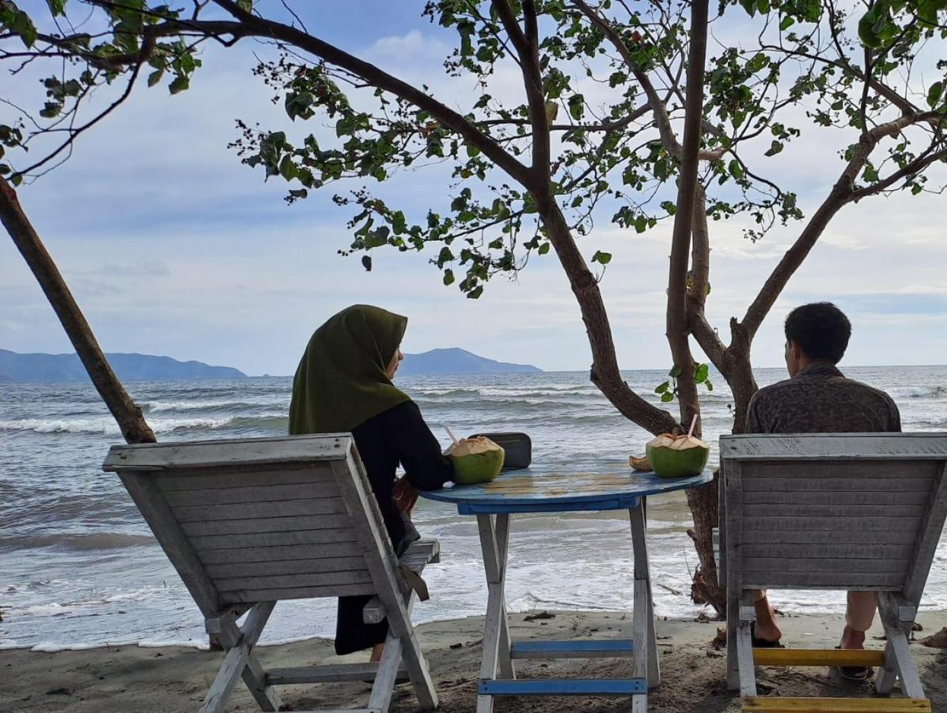 Wisatawan bersantai di Pantai Khaja Saka. Sumber foto : Dokumentasi Kemenparekraf.