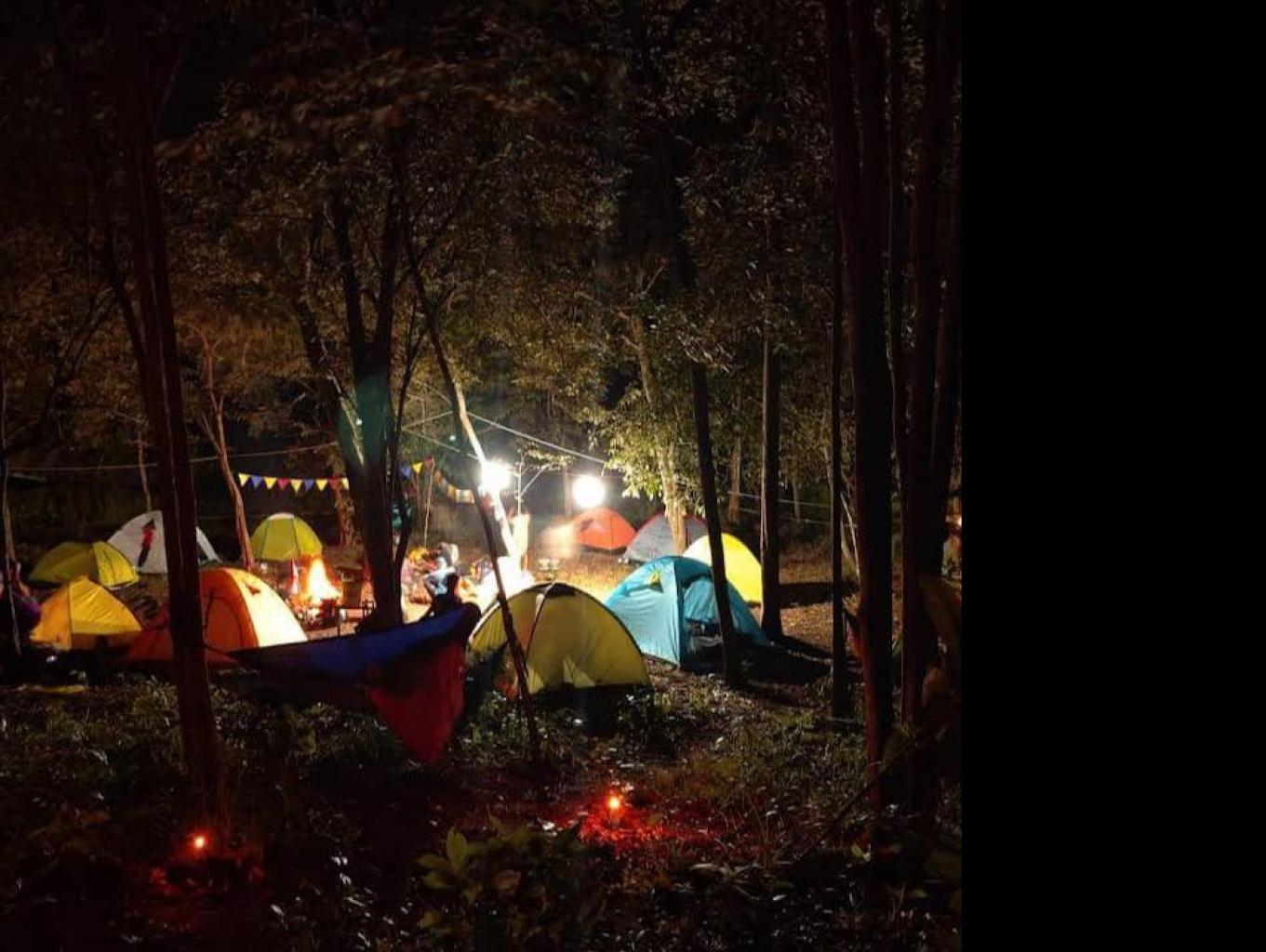 Wisatawan lakukan kemah di area bekas tambang Desa Wisata Kreatif Terong. Sumber foto : Dokumentasi Kemenparekraf.