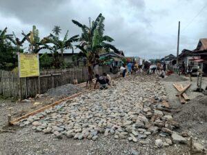 Pekerjaan jalan rabat beton oleh Pemdes Pencado, Kecamatan Taliabu Selatan, Kabupaten Pulau Taliabu. Sumber foto: Istimewa