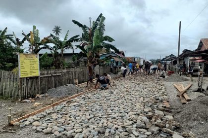 Pekerjaan jalan rabat beton oleh Pemdes Pencado, Kecamatan Taliabu Selatan, Kabupaten Pulau Taliabu. Sumber foto: Istimewa