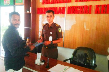Warga saat menyerahkan berkas laporan ke Kejaksaan Negeri Kepulauan Sula. Sumber foto: Istimewa