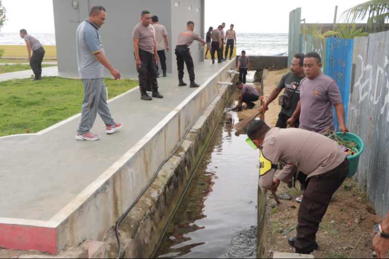 Kegiatan bersih-bersih sampah oleh warga dan Polres.  Sumber foto: Istimewa