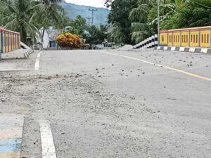 Material yang berjatuhan di Jalan utama di Desa Soamole, Kecamatan Sulabesi Tengah, Kabupaten Sula. Sumber foto: Istimewa