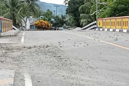 Material yang berjatuhan di Jalan utama di Desa Soamole, Kecamatan Sulabesi Tengah, Kabupaten Sula. Sumber foto: Istimewa