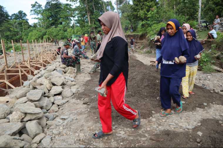 Para perempuan desa terlibat program TMMD. Sumber foto: Istimewa