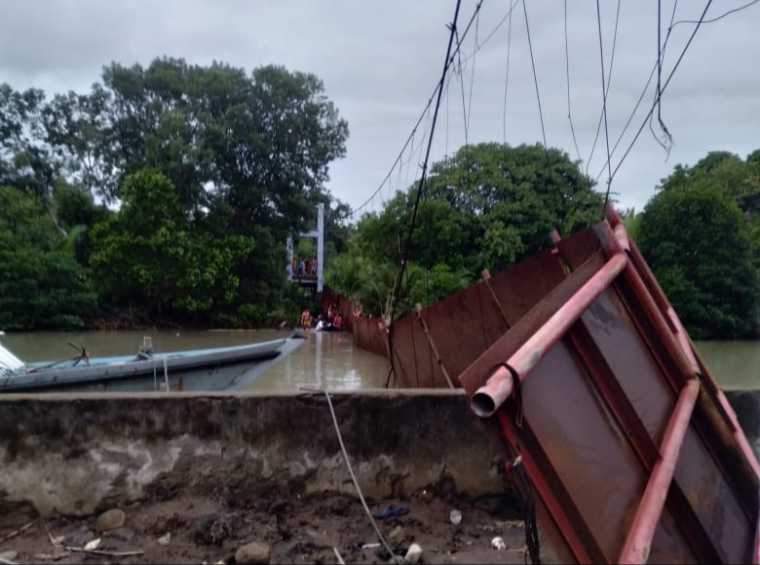 Penampakan Jembatan gantung di Desa Tauro, Kecamatan Jailolo, Halmahera Barat yang roboh.  Sumber foto: Istimewa