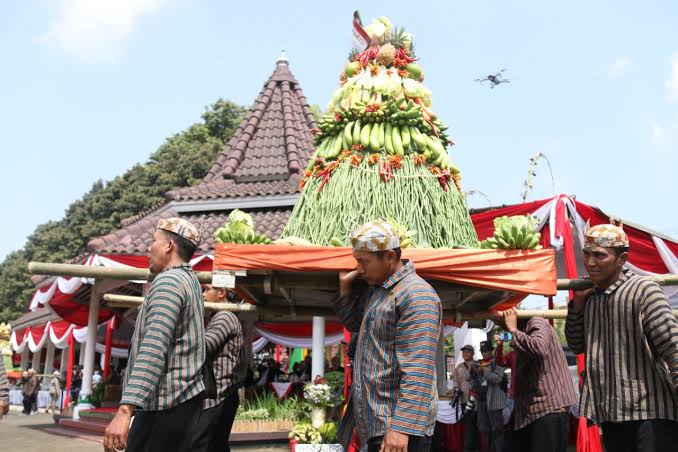 Gunungan di acara Grebek Suro Lumajang, Sumber Foto: Kabupaten Lumajang