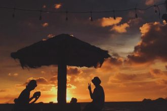 Keindahan Pantai Minang Rua di Desa Wisata Kelawi saat senja tiba. Sumber foto : Dokumentasi Kemenparekraf.