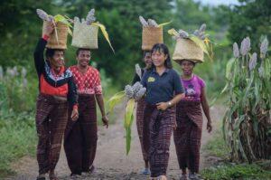 Maria Loretha (baju abu-abu) bersama petani perempuan di Desa Likotuden. Sumber foto: Istimewa