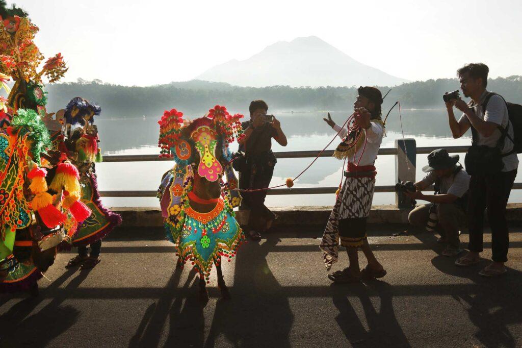 Tradisi Jaran Kencak Lumajang, Sumber Foto: Twitter Allwahid805