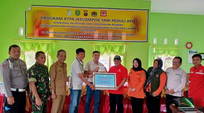 Petani Kutim mencapai prestasi sebagai desa bebas dari kebakaran. Sumber foto: Diskominfokaltim.go.id