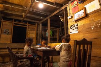 Ilustrasi Anak-anak Papua sedang belajar dengan nyaman di malam hari. Sumber foto: Dok. PT PLN Persero