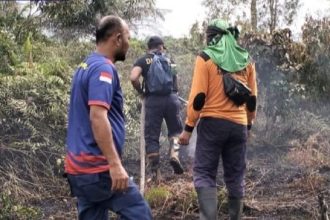 foto Petugas BPBD Aceh Barat saat pemadaman api dilokasi, Sumber foto: https://bpbd.acehbaratkab.go.id/