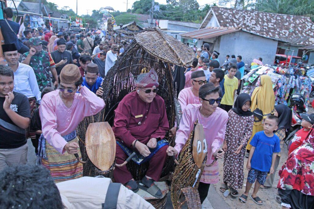 foto Bupati Bangka Barat dengan warga Desa Kacung saat acara pesta adat., Sumber foto: Sumber resmi Bangka Barat