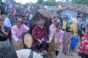 foto Bupati Bangka Barat dengan warga Desa Kacung saat acara pesta adat., Sumber foto: Sumber resmi Bangka Barat