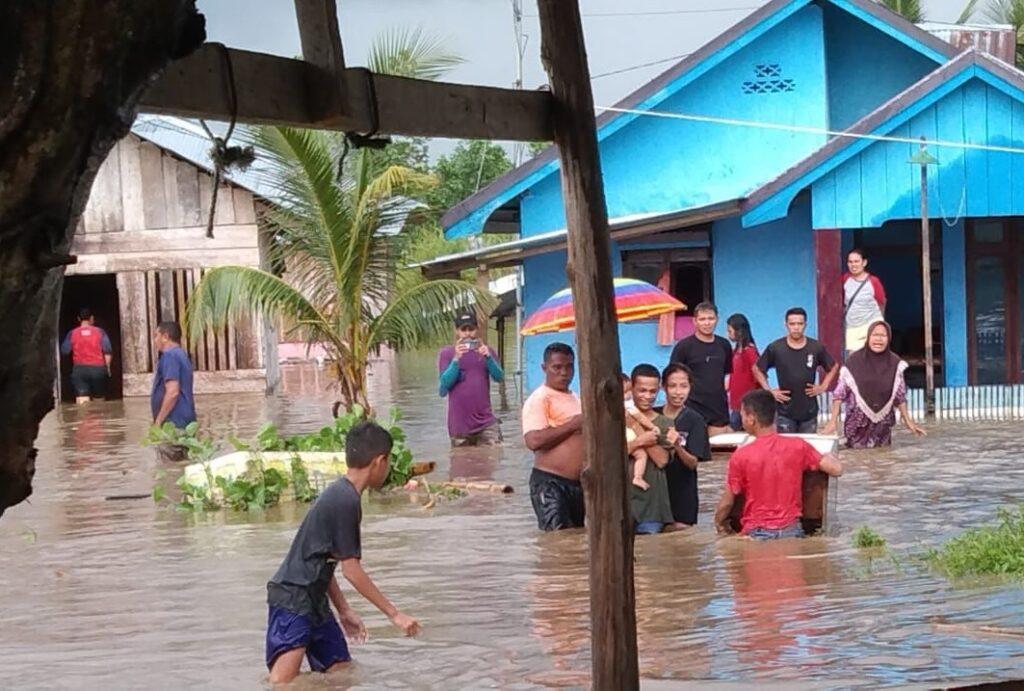 Warga Halmahera Selatan yang terdampak banjir.  Sumber foto: https://bnpb.go.id/