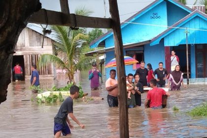 Warga Halmahera Selatan yang terdampak banjir.  Sumber foto: https://bnpb.go.id/