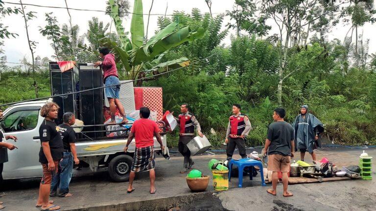 Pengungsi Banjir Gunung Semeru, Sumber Foto: humas.polri.go.id