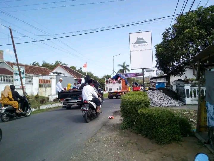 Rombongan Demonstrasi Warga Desa Mundurejo, Sumber Foto: Unggahan Akun Facebook  Zaenal Zen