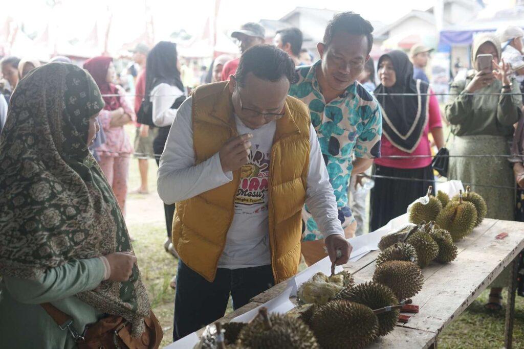 foto bupati bangka tengah saat menghadiri acara kontes durian lokal, Sumber foto: sumber resmi bangka tengah