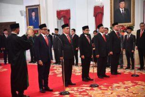 Jokowi saat melantik Wamendes Paiman. Sumber foto: Humas Kemendes PDTT.