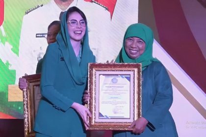 Penyerahan Apresiasi Pelaksana 10 Program PKK Jatim, Sumber Foto: kominfo.jatimprov.go.id