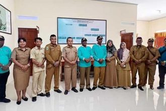 Bupati Teluk Bintuni Piet Kasihiw saat berkunjung ke kantor Kampung Banjar Ausoy. Sumber foto: Istimewa