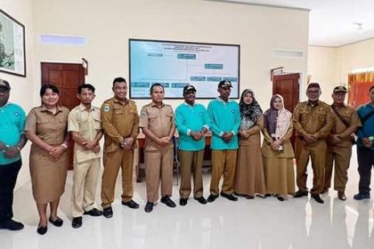 Bupati Teluk Bintuni Piet Kasihiw saat berkunjung ke kantor Kampung Banjar Ausoy. Sumber foto: Istimewa