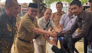 Bantuan 46 Ekor Anak Kambing Diberikan Kepada Kelompok Tani Desa Kambitin. Sumber foto: portal.tabalongkab.go.id