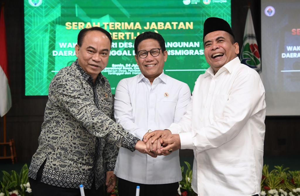 Menkominfo Budi Ari Setiadi, Mendes PDTT Abdul Hallim Iskandar dan Wamendes Paiman Raharjo foto bersama usai Sertijab di Kantor Kemendes PDTT. Sumber foto: Humas Kemendes PDTT.