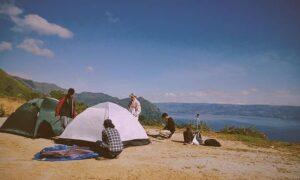 Wisatawan mendirikan tenda dan menginap di puncak tertinggi Desa Tipang. Sumber foto : Pengelola Desa Wisata Tipang.