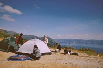 Wisatawan mendirikan tenda dan menginap di puncak tertinggi Desa Tipang. Sumber foto : Pengelola Desa Wisata Tipang.