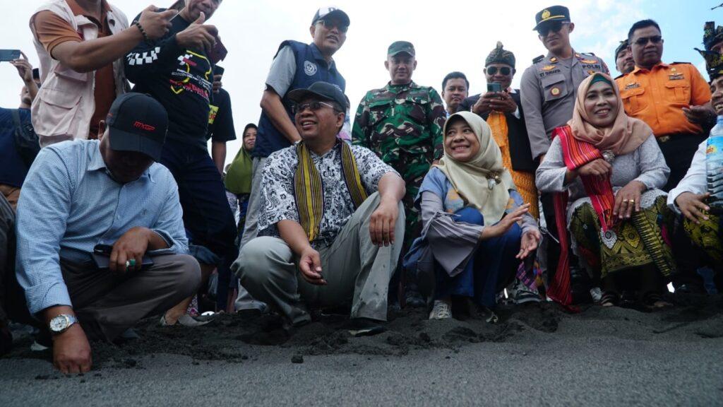 Gubernur NTB, H. Zulkieflimansyah didampingi istri Hj. Niken Zulkieflimansyah dan Inspektur pada Inspektorat Provinsi NTB, Ibnu Salim bersama Kades dan pengunjung menghadiri Festival Bau Keke. Sumber Foto: Istimewa