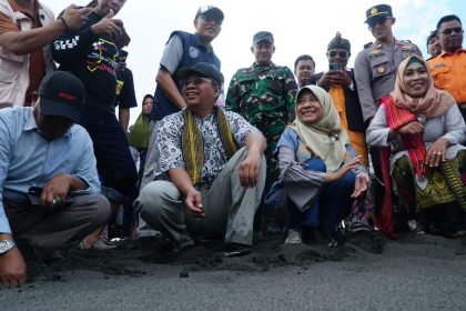 Gubernur NTB, H. Zulkieflimansyah didampingi istri Hj. Niken Zulkieflimansyah dan Inspektur pada Inspektorat Provinsi NTB, Ibnu Salim bersama Kades dan pengunjung menghadiri Festival Bau Keke. Sumber Foto: Istimewa