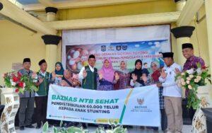 Pendistribusian 60.000 telur kepada anak stunting di Desa Aik Berik, Lombok Tengah oleh Baznas NTB, dan Ketua PKK kepada Pemerintah Desa Setempat. Sumber Foto: Istimewa