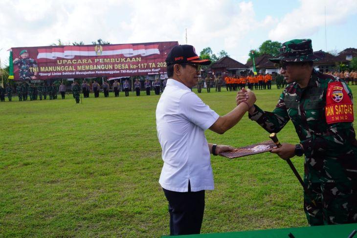 Sekda Kabupaten Badung I Wayan Adi Arnawa bersama Komandan Korem 163/Wira Satya Brigjen TNI Agus M. Latif menghadiri kegiatan Upacara Pembukaan TMMD Ke-117 Tahun 2023 Sumber Foto: Istimewa