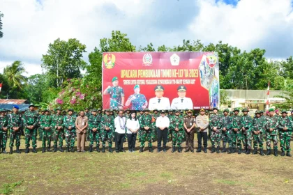 Kepala Staf Korem 161/Wira Sakti Kolonel Cpl. Simon Petrus Kamlasi bersama Wakil Bupati Kupang Jerry Manafe saat menghadiri upacara pembukaan TMMD ke-117 Sumber Foto: Istimewa