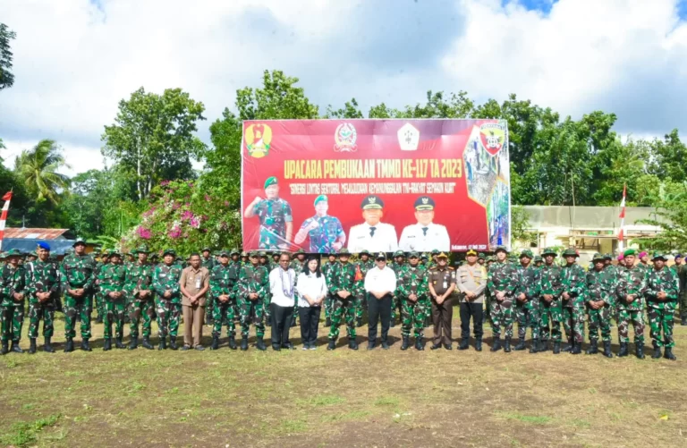 Kepala Staf Korem 161/Wira Sakti Kolonel Cpl. Simon Petrus Kamlasi bersama Wakil Bupati Kupang Jerry Manafe saat menghadiri upacara pembukaan TMMD ke-117 Sumber Foto: Istimewa